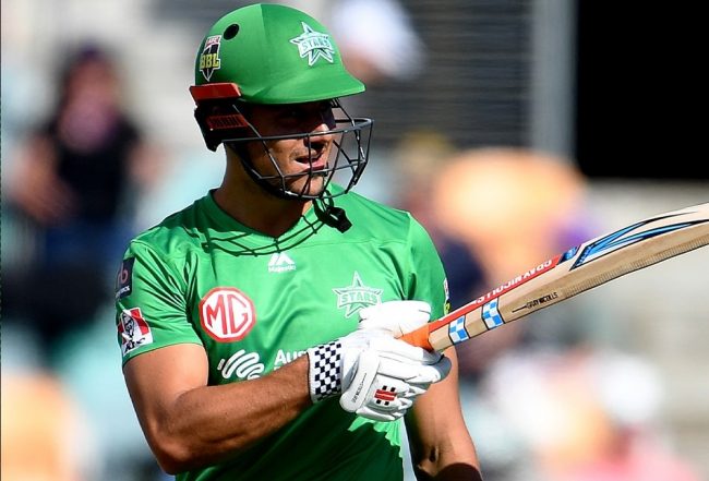 मार्कस स्टोइनिसले छक्का प्रहार गर्दा स्टेडियमबाट बल पुग्यो घरको छानामा (भिडीयो सहित)