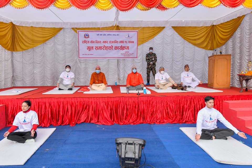 राष्ट्रिय योग दिवसमा प्रधानमन्त्री निवासमा प्रधानमन्त्री ओलीको योगाशन