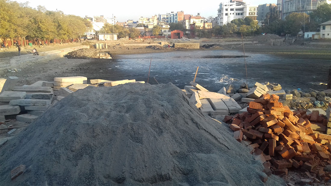 कमलपोखरीमा सिमेन्ट र कङ्क्रिटको कमल बनाउन लागिएकामा आपत्ति