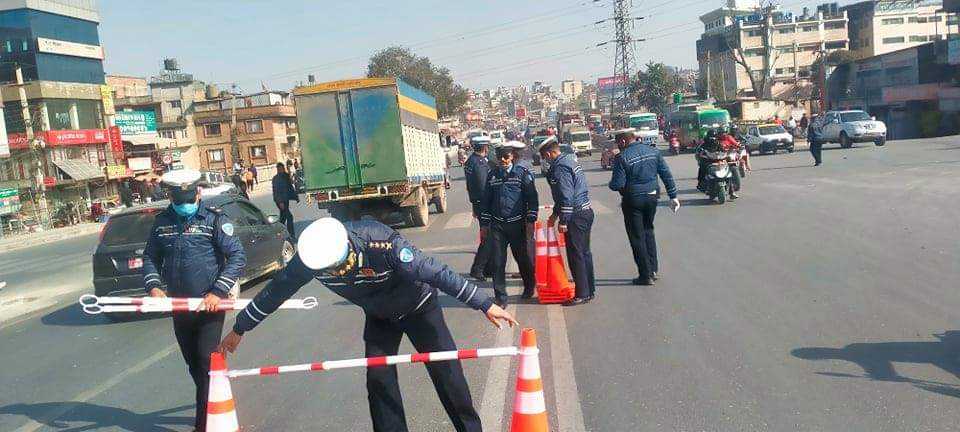 दुर्घटना न्यूनीकरण गर्न ट्राफिक कोन