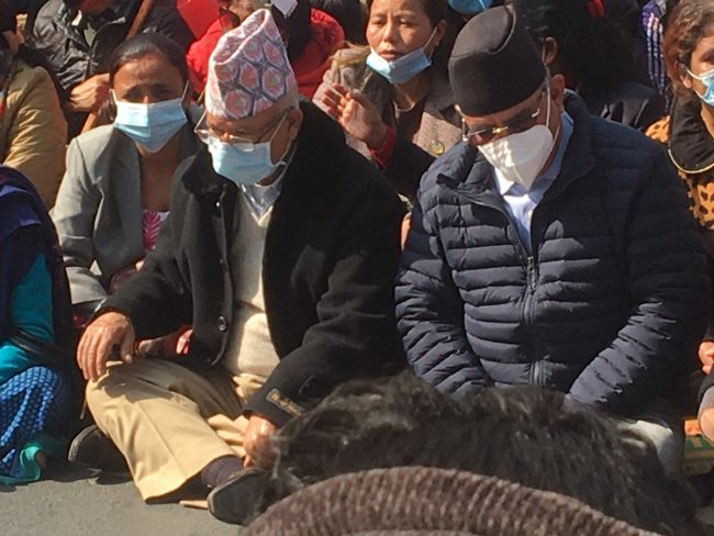 माइतीघरमा प्रचण्ड–माधव नेपालको धर्ना (फोटोफिचर)