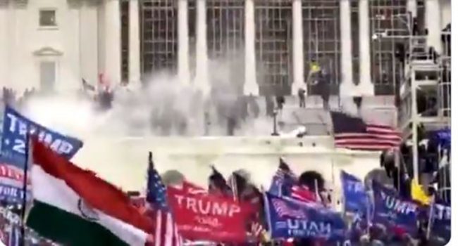 अमेरिकी संसद आक्रमणकारीले प्रयोग गरे भारतको झण्डा