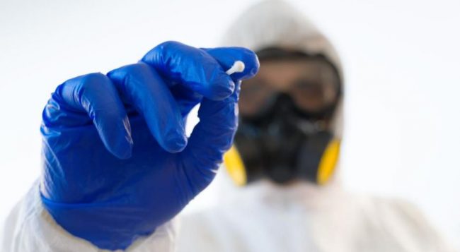 कोरोना जाँचको लागि मलद्वारबाट स्वाब लिइँदै