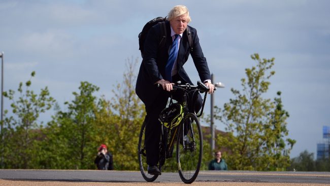 साइकल चलाउँदा अप्ठ्यारोमा फसे बेलायती प्रधानमन्त्री