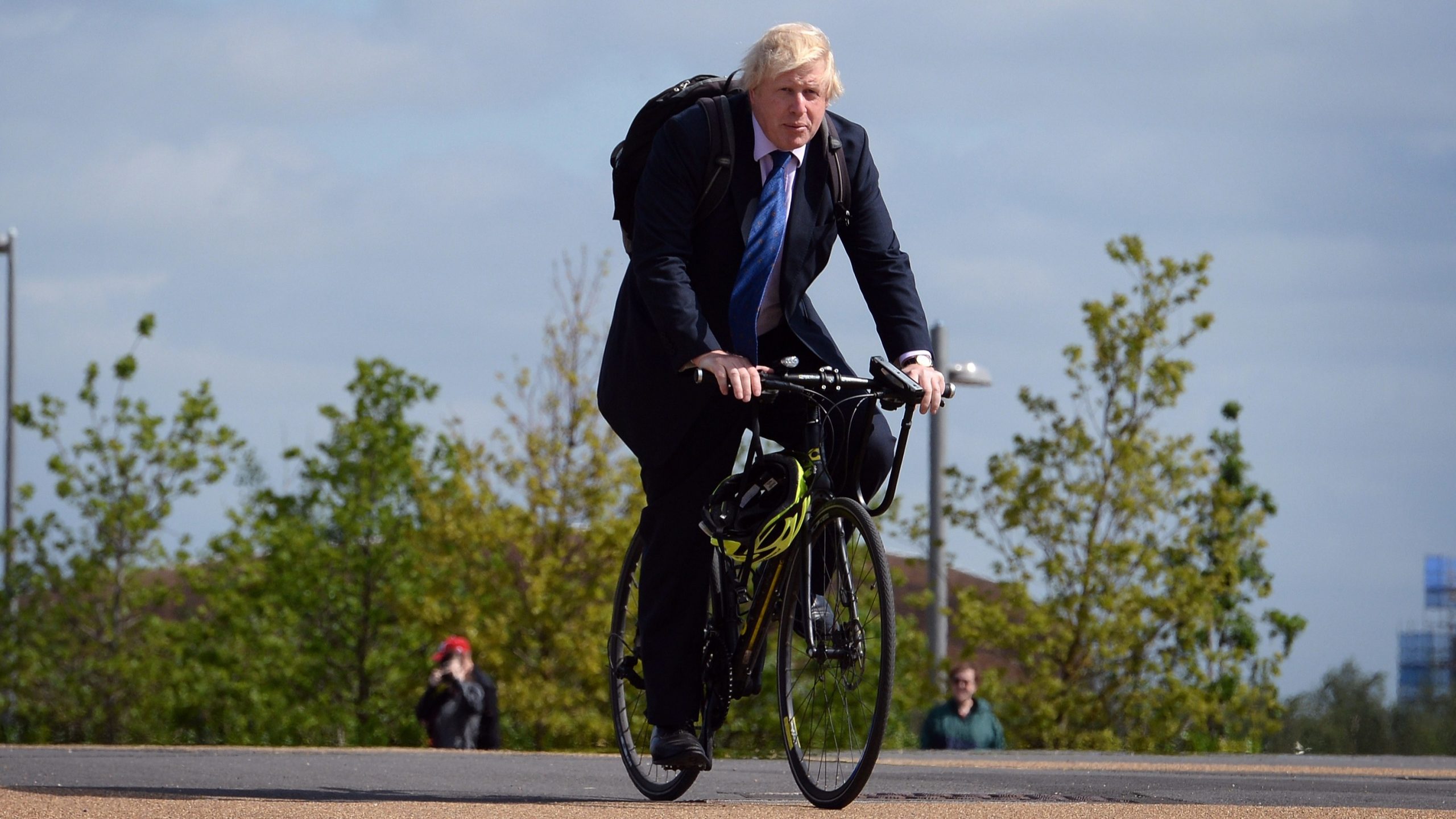 साइकल चलाउँदा अप्ठ्यारोमा फसे बेलायती प्रधानमन्त्री