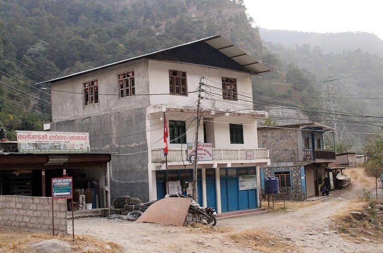 भाडाका घरमा गाउँका ‘सिंहदरबार’