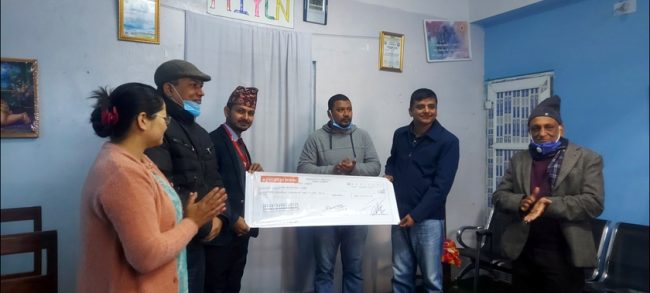 प्रभु बैंकद्वारा जिल्ला अस्पताल इलामलाई पाँच लाख सहयोग