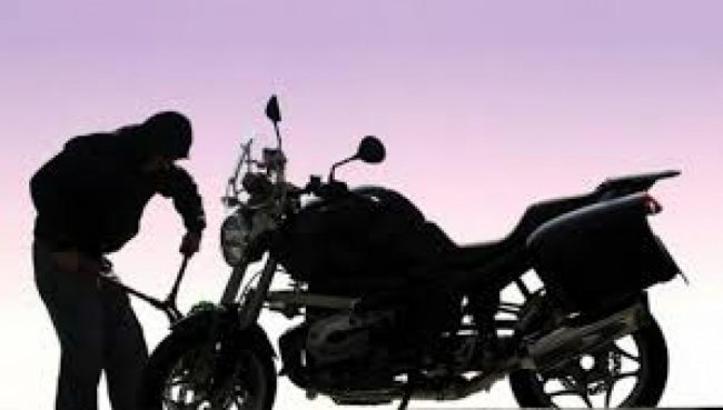 मोटरसाइकल चोरी गर्ने गिरोहका तीन पक्राउ