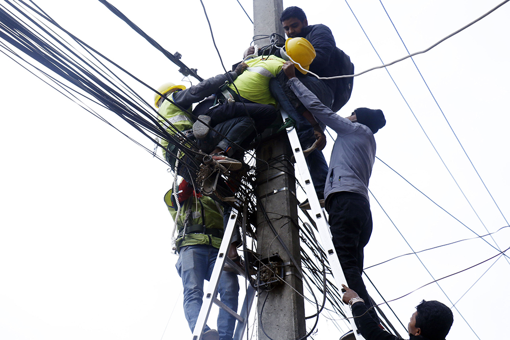 करेन्ट लागेर एक जनाको मृत्यु, एक घाइते