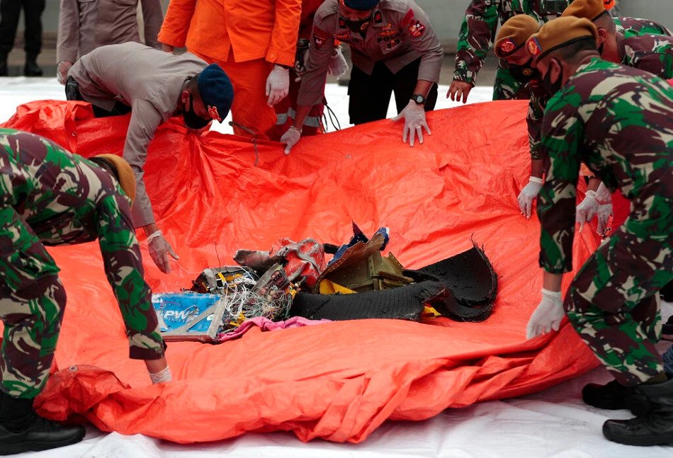 इण्डोनेसिया विमान दुर्घटनाः समुद्रभित्रबाट निकालिए मानव अंग, विमानका टुक्रा (तस्वीरहरु)