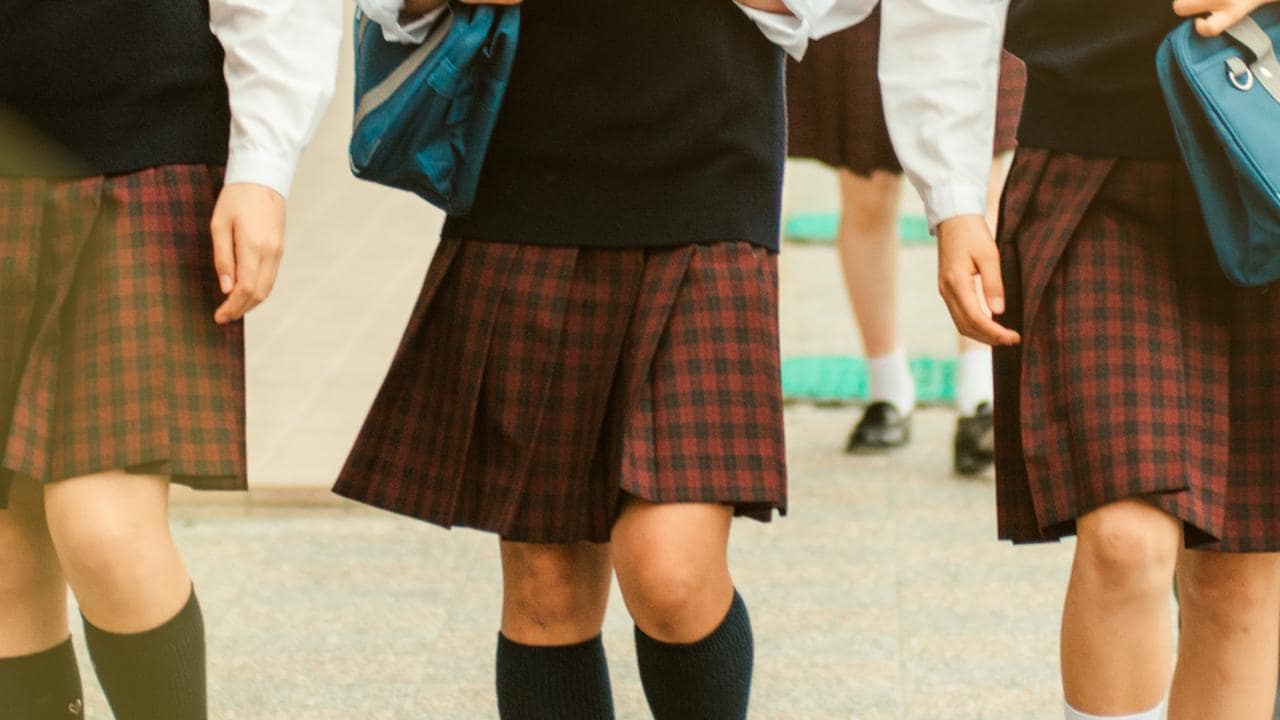 छोटो स्कर्ट लगाउँदिन भन्दा छात्रालाई विद्यालयले दियो धम्की