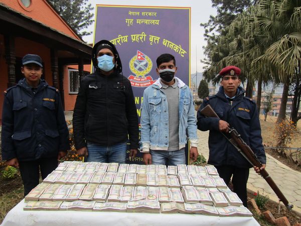 नागढुङ्गाबाट डेढ करोडसहित दुई जना पक्राउ