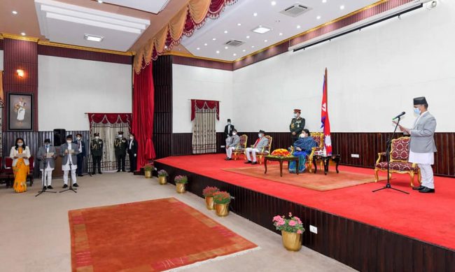 संवैधानिक आयाेगका पदाधिकारीले शपथग्रहण गर्दै (फाेटाेफिचर)