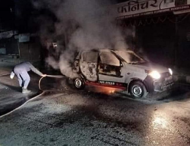 बन्दको अवज्ञा गरेको भन्दै चार ट्रकमा तोडफोड