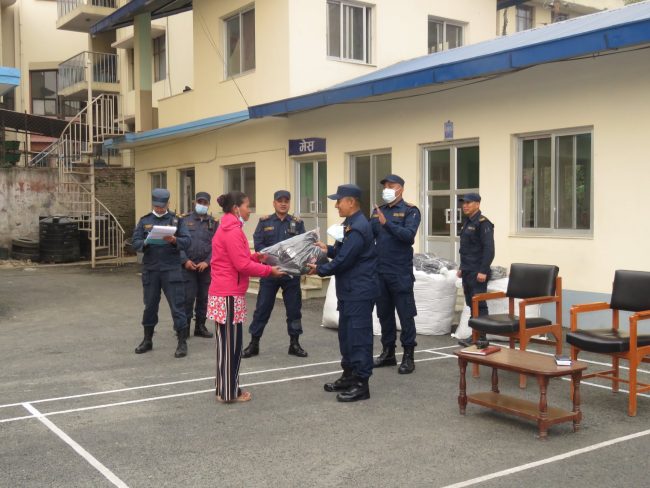 प्रहरी परिसर ललितपुरले वितरण गर्यो प्रहरी कर्मचारीलाई ट्र्याक सुट