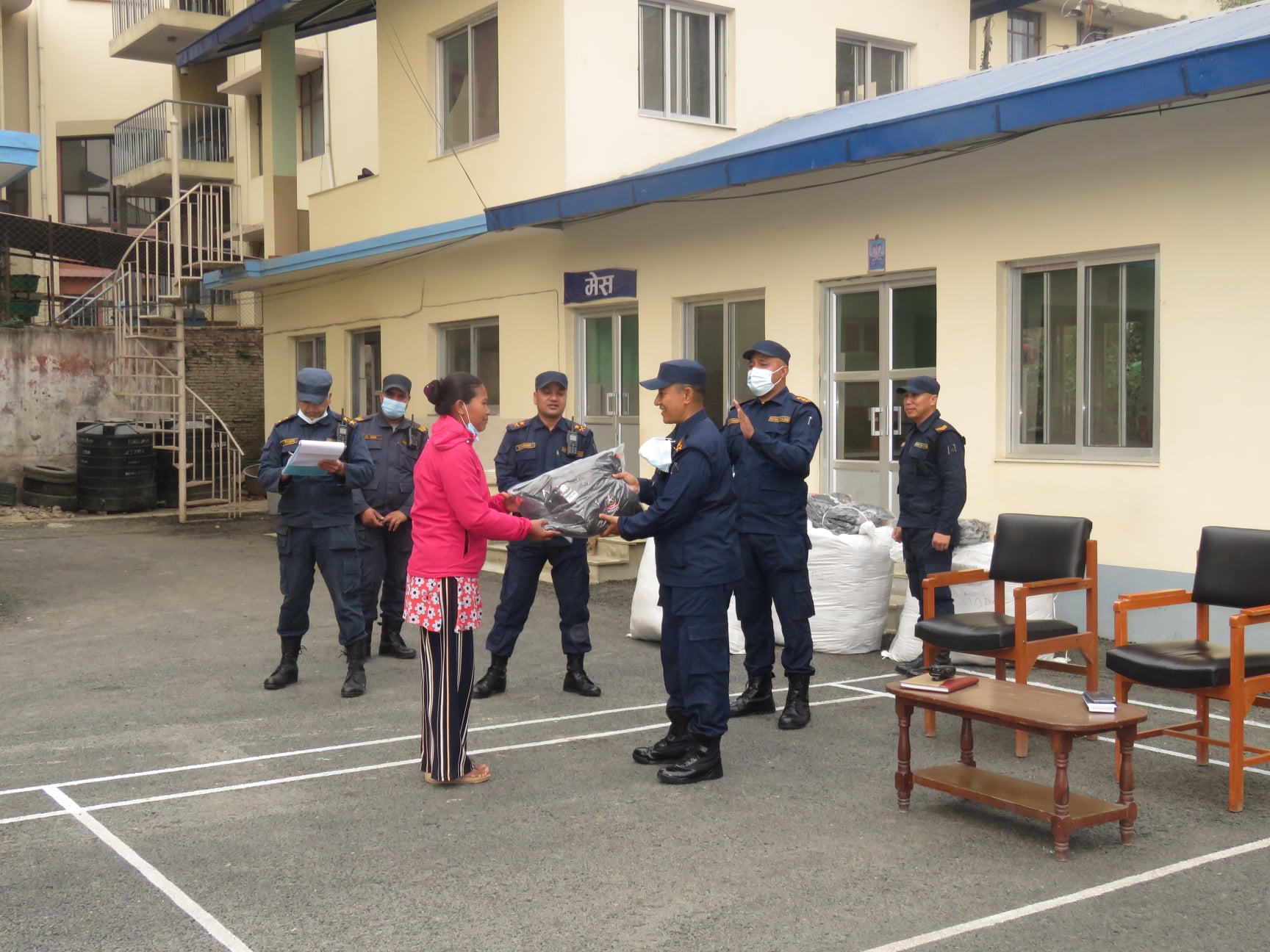 प्रहरी परिसर ललितपुरले वितरण गर्यो प्रहरी कर्मचारीलाई ट्र्याक सुट