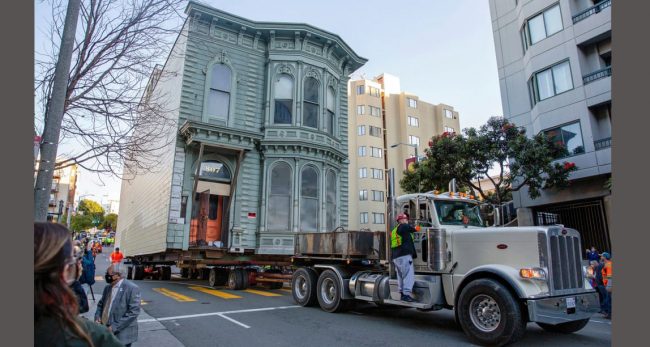 २ तलाको विशाल बंगलालाई ट्रकमा हालेर अन्तै सारियो, सार्न मात्रै ४ करोड ६० लाख खर्च