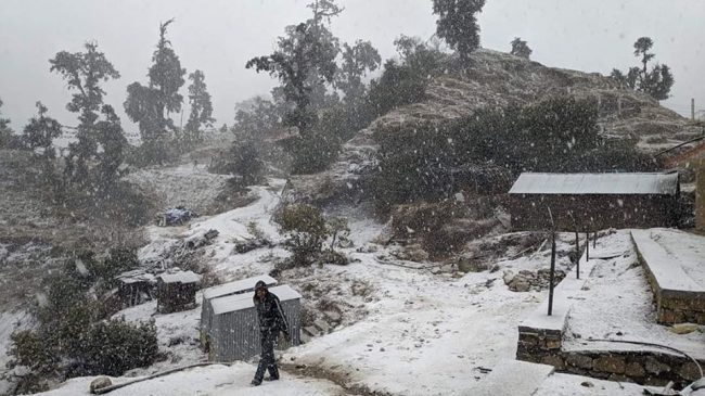 सिमभञ्ज्याङमा हिउँ : हेटौँडा-काठमाडौँतर्फको यातायात अवरुद्ध