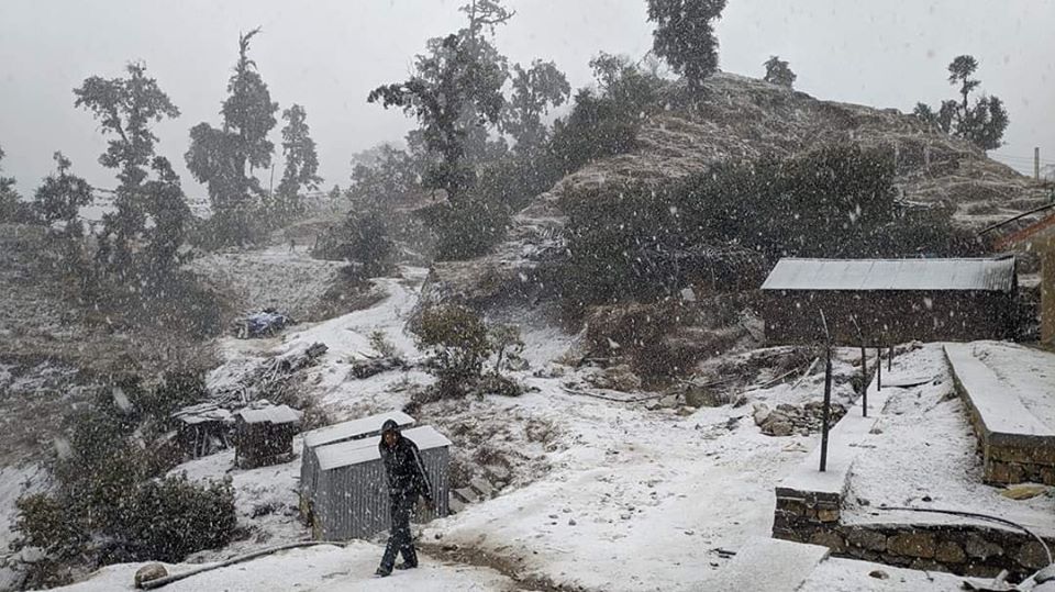 सिमभञ्ज्याङमा हिउँ : हेटौँडा-काठमाडौँतर्फको यातायात अवरुद्ध