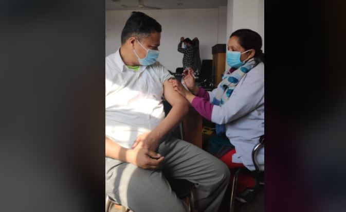 केन्द्रीय कारागारका कैदीले लगाए कोरोनाविरुद्धको खोप