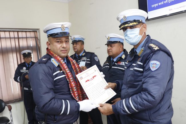 घुस अस्वीकार गर्ने १८ ट्राफिक प्रहरी सम्मानित