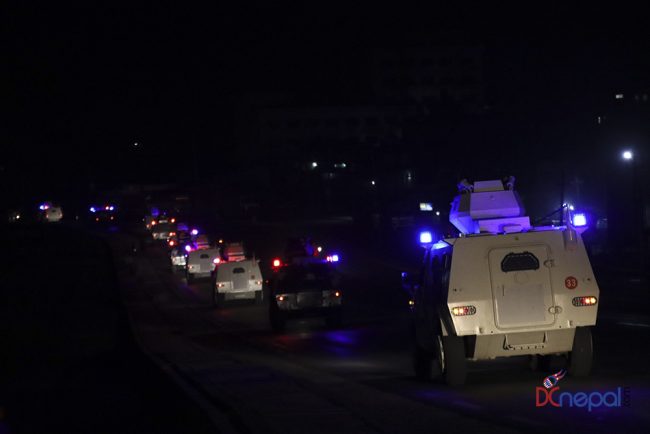 मध्यरातमा सेनाका बख्तरबन्द गाडी सडकमा निस्किएपछि… (फोटोफिचर)
