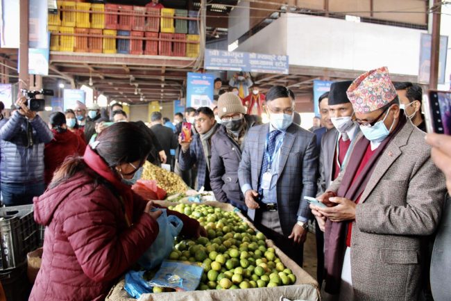 तिनकुनेस्थित हरित सामुदायिक कृषि बजारमा माछापुच्छ्रे बैंकको क्युआर कोड सेवा