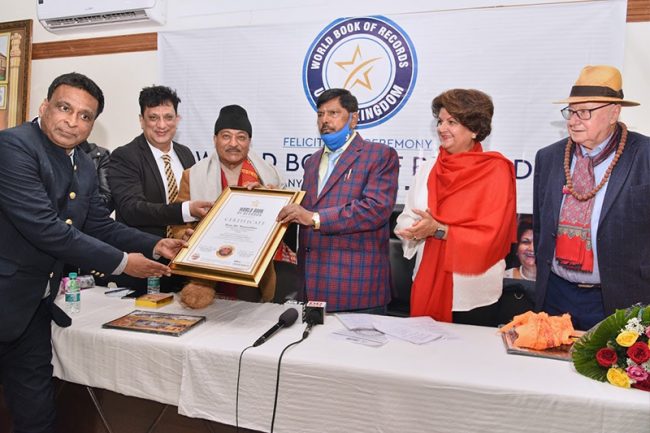 राज्यमन्त्री मानन्धरलाई विश्व कीर्तिमानीको प्रमाणपत्र