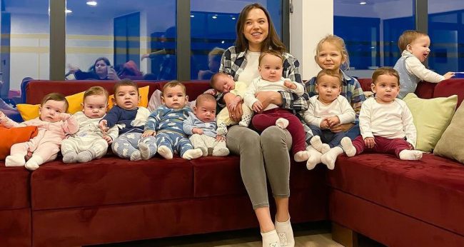 बच्चा जन्माउने लतः २३ वर्षको उमेरमा ११ बच्चा जन्माइसकेकी युवती सय बच्चा चाहन्छिन्