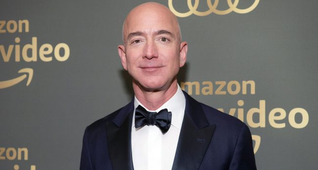 अमेजनका सीइओ जेफ बेजोसले पद छाड्दै