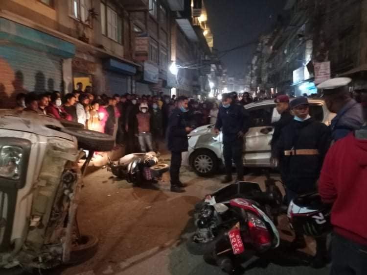 कीर्तिपुरमा गाडीले ३ वटा मोटरसाइकललाई ठक्कर दियो