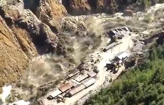 उत्तराखण्डमा प्रकृतिको विनाशः २४ घण्टापछि पनि उद्धारको पर्खाइमा पीडित, सयौं बेपत्ता