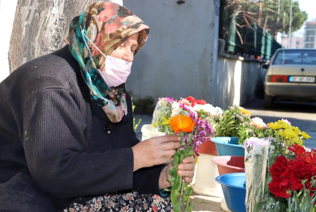 पैसा नभएकी वृद्ध आमाले वर्षौंसम्म फूल बेचेर छोरीलाई विदेशमा पढाउन पैसा पठाइन् तर…