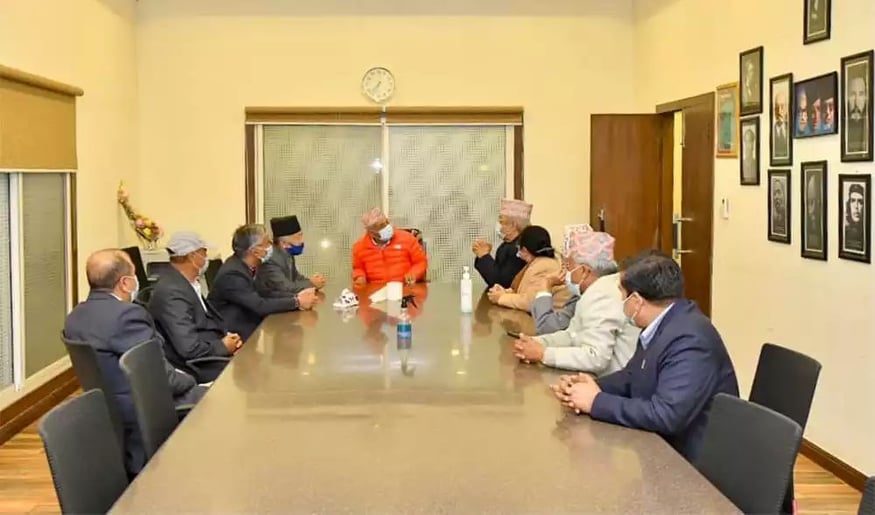 बामदेव गौतमलाई भेट्न प्रधानमन्त्री ओली भैंसेपाटी पुगे