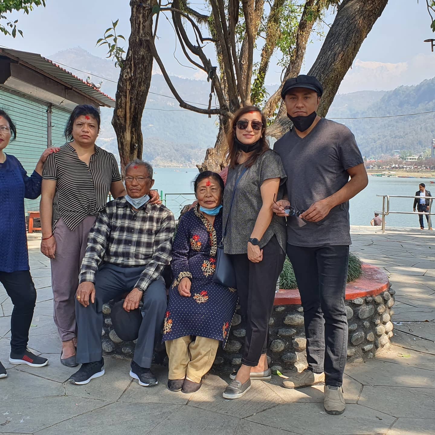 परिवारसहित पोखरामा छुट्टी मनाउँदै दीपक बज्राचार्य