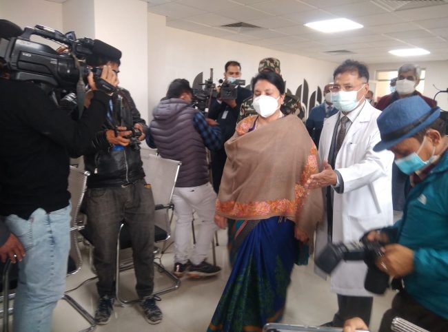 राष्ट्रपति भण्डारीले लगाइन् कोरोनाविरुद्धको खोप