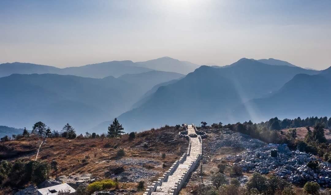 हेलम्बुमा ग्रेटवालकै झल्को दिने ‘धर्म चक्र पर्खाल’ निर्माण गरिँदै