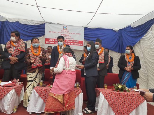 वडा अध्यक्षसहितले भूमिव्यवस्था मन्त्रीको हातबाट पाए जग्गाधनी पूर्जा (फोटोफिचर)