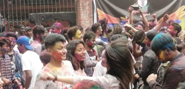 होली खेल्ने समूहबीच बसन्तुपरमा खुकुरी हानाहान