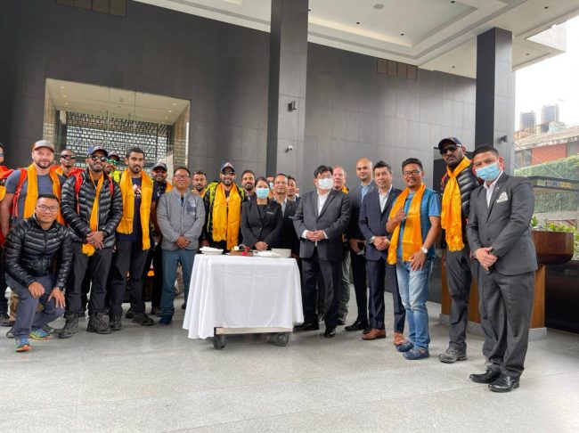 सगरमाथा आरोहणका लागि बहराइनका राजकुमार लुक्ला प्रस्थान