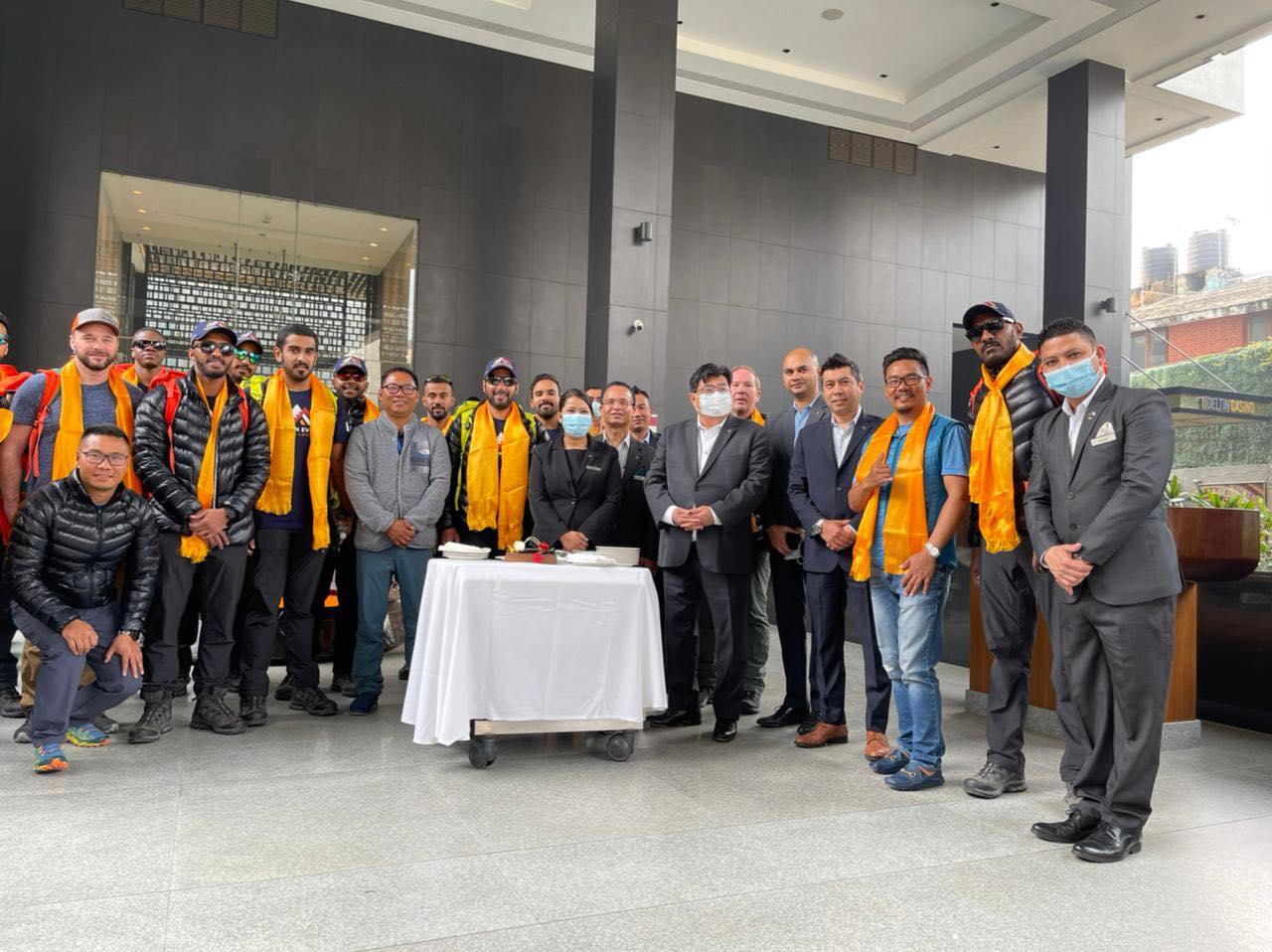 सगरमाथा आरोहणका लागि बहराइनका राजकुमार लुक्ला प्रस्थान