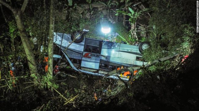 तीर्थयात्रु बोकेको बस भीरबाट खस्दा २७ जनाको मृत्यु