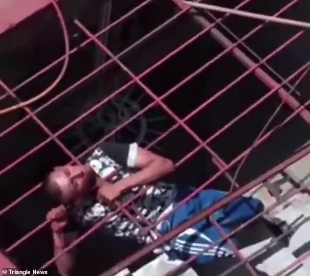 चोरी गर्ने क्रममा चोर चिप्लिएर लडे, घण्टौंसम्म रेलिङमा टाउको अड्कियो