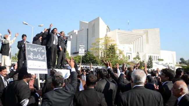 वेटरहरुले आफ्नो ‘युनिफर्म’ लगाएकोमा वकिलहरुलाई आपत्ति !