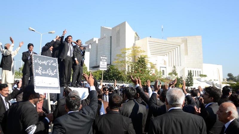 वेटरहरुले आफ्नो ‘युनिफर्म’ लगाएकोमा वकिलहरुलाई आपत्ति !