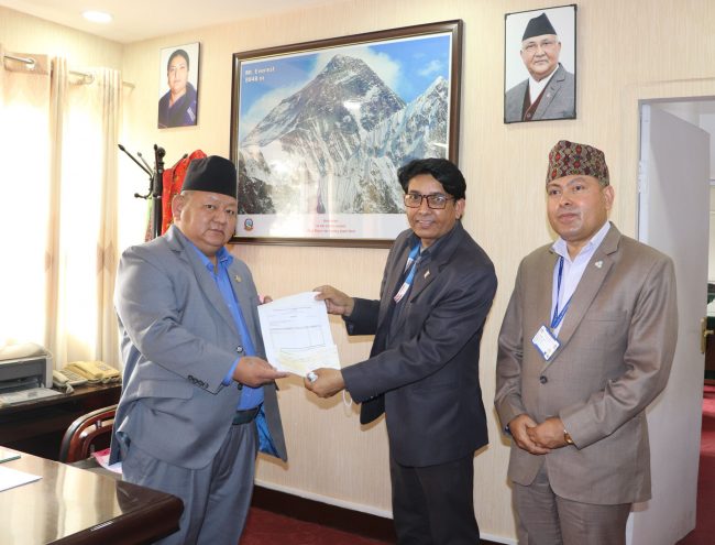 चिडियाखानाका हात्तीको आहाराका लागि वनमन्त्रीद्वारा रु सवा लाख प्रदान