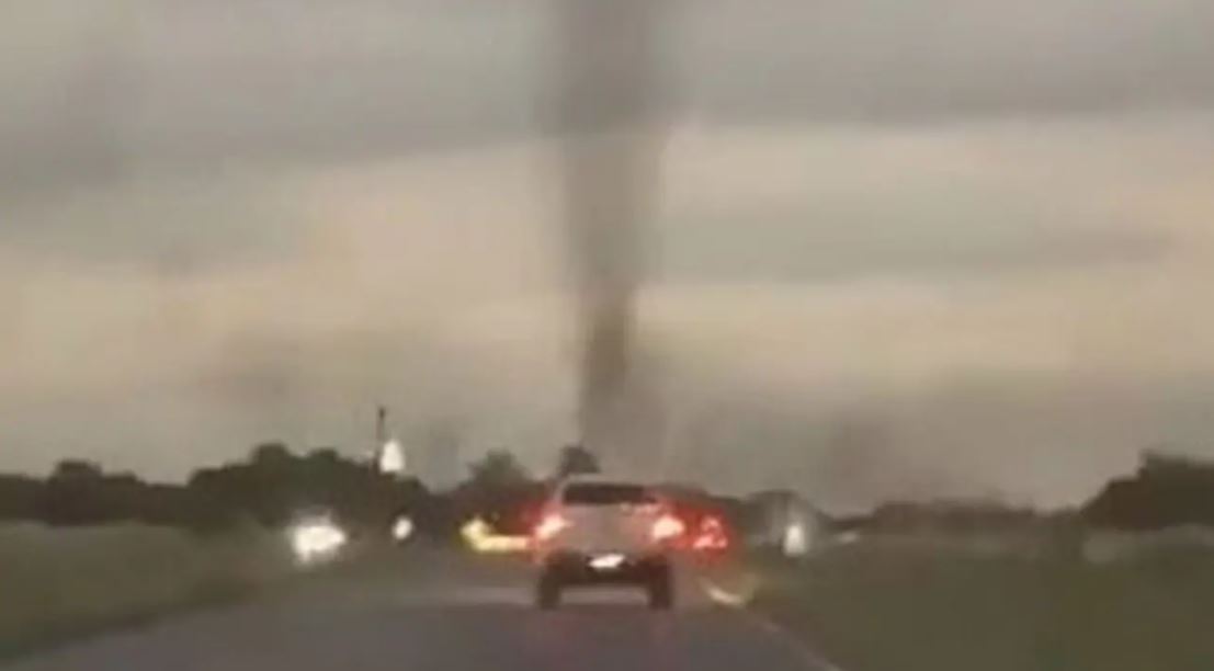 सडकमा लामखुट्टेको बबण्डर ! धरहराजस्तै आकृति उभिएपछि गाडी चलाउनै समस्या