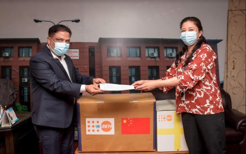 सरकारलाई पिपिई तथा प्रजनन स्वास्थ्य किट्स हस्तान्तरण