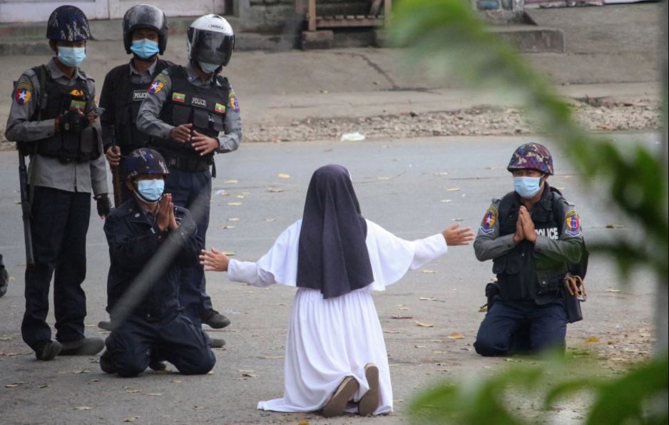 म्यान्मारमा सैन्य दमनका बीच देखिएको त्यो दृश्य