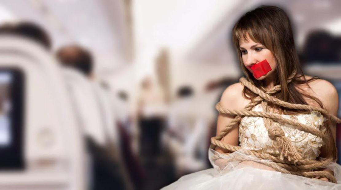 उडिरहेको जहाजमा महिलाले कपडा खोल्न थालेपछि चालकदलले डोरीले बाँधिदिए